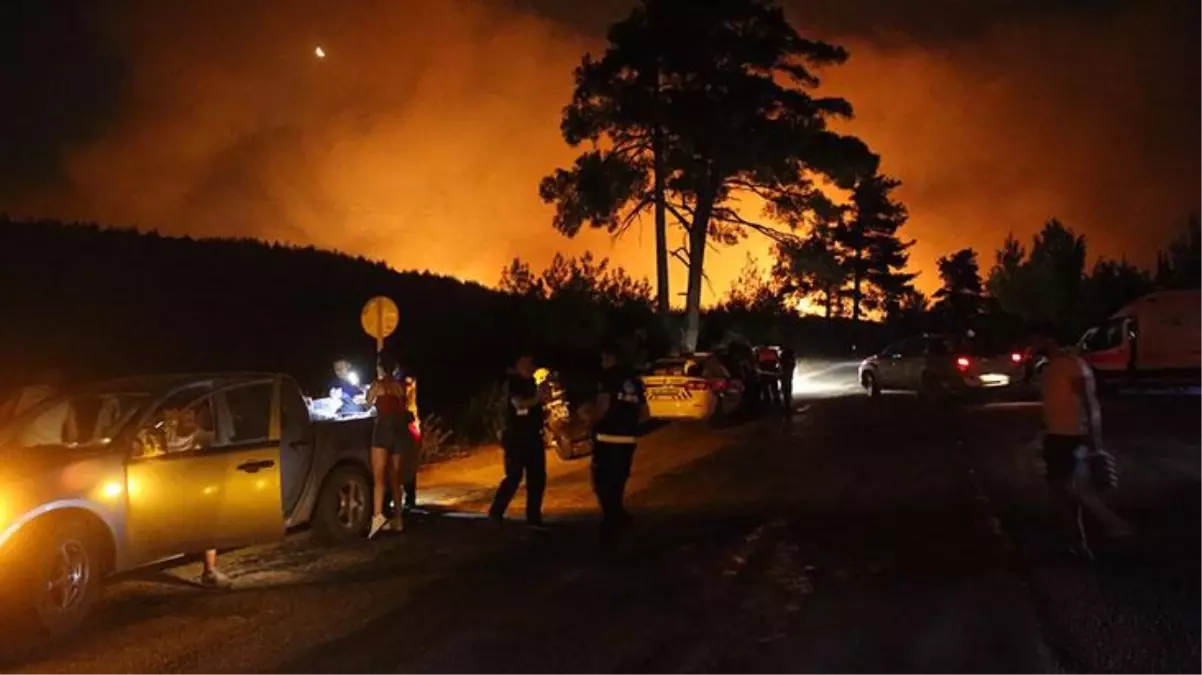 Gece vakti tüyler ürperten görüntülerin geldiği Bodrum'dan kötü haber! Milas'ta çıkan yangın nedeniyle 2 mahalle tahliye edildi