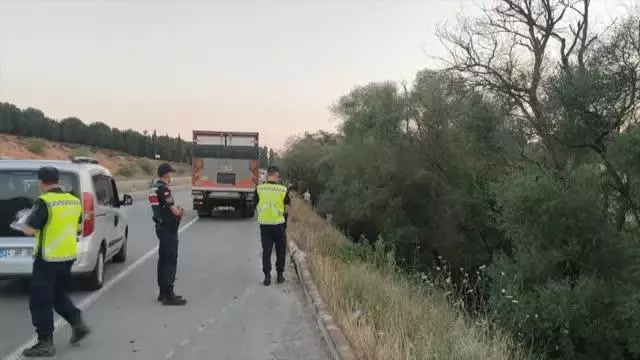 Kontrolden çıkan otomobil dereye devrildi
