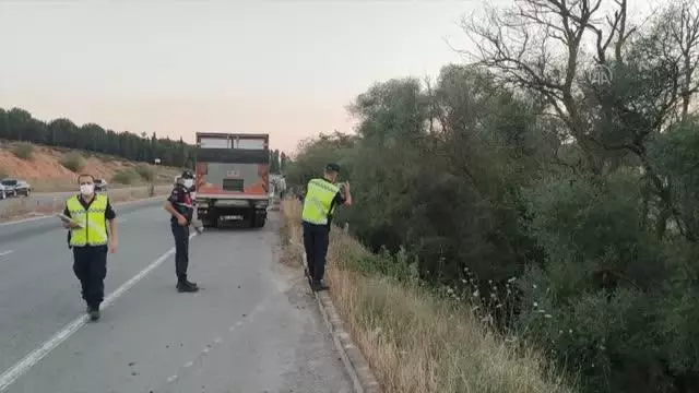 Kontrolden çıkan otomobil dereye devrildi