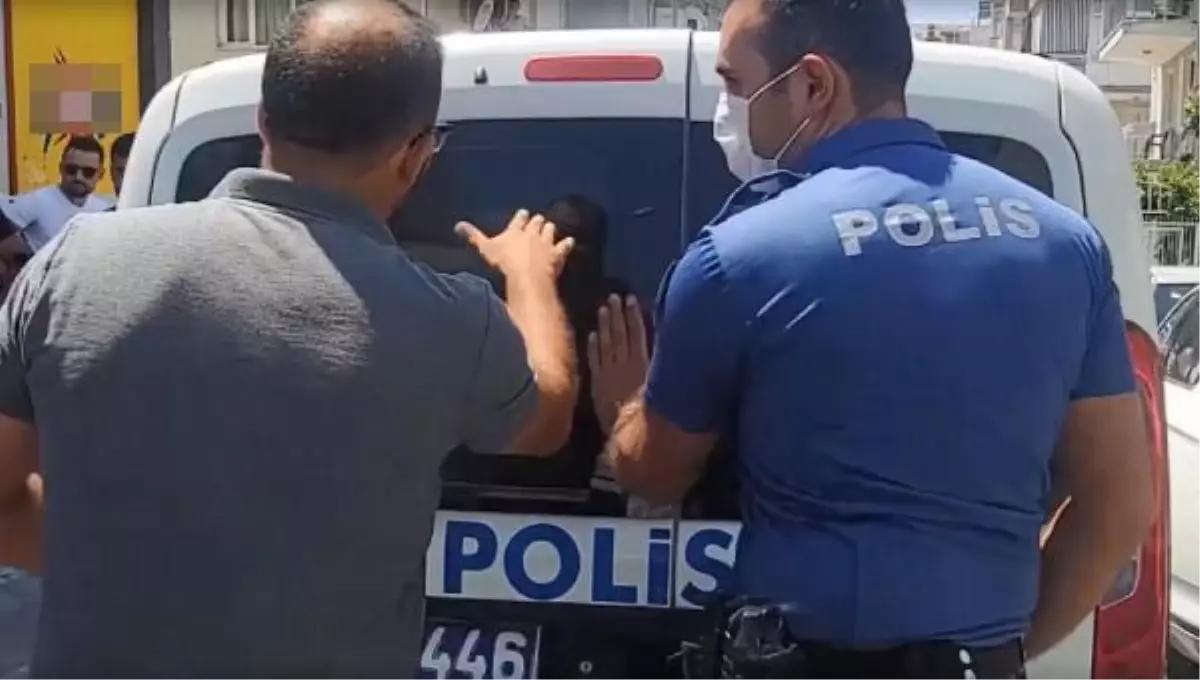 Dolmuş bekleyen kızı arkadan taciz ettiği iddia edilen kişi çevredekiler tarafından linç edilmek istendi