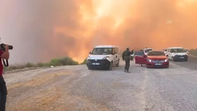 Manavgat'ta Taşağıl Mahallesi'ndeki orman yangınında aniden yükselen alevler paniğe neden oldu