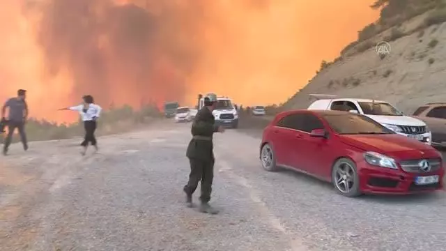 Manavgat'ta Taşağıl Mahallesi'ndeki orman yangınında aniden yükselen alevler paniğe neden oldu