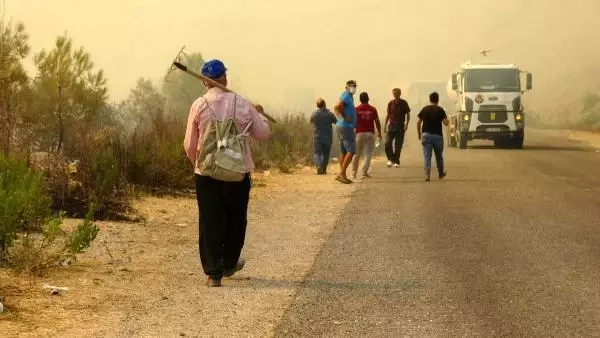 Son dakika haber... MANAVGAT'TAKİ YANGINA VATANDAŞLARDAN BÜYÜK DESTEK