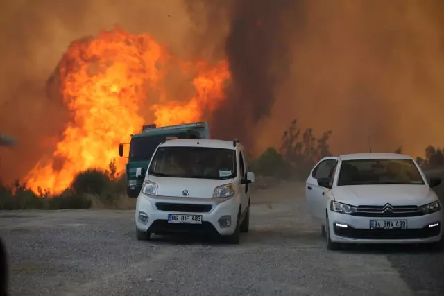 Manavgat'ta Taşağıl Mahallesi'ndeki orman yangınında aniden yükselen alevler paniğe neden oldu