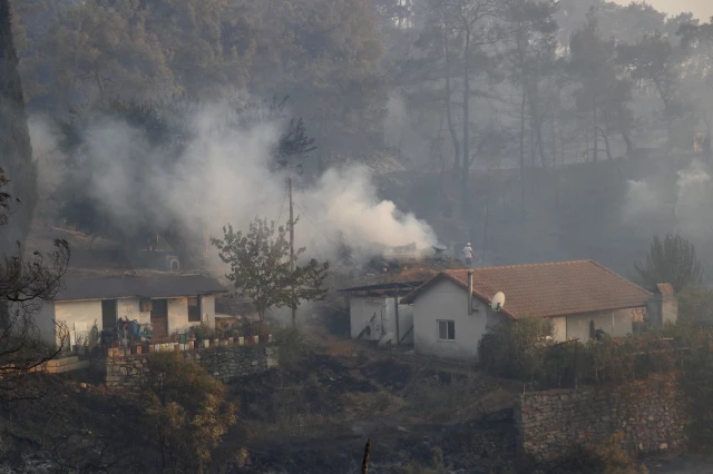 marmaris'teki orman yangını evlere sıçradı! bölge halkı da itfaiye ekiplerine destek veriyor