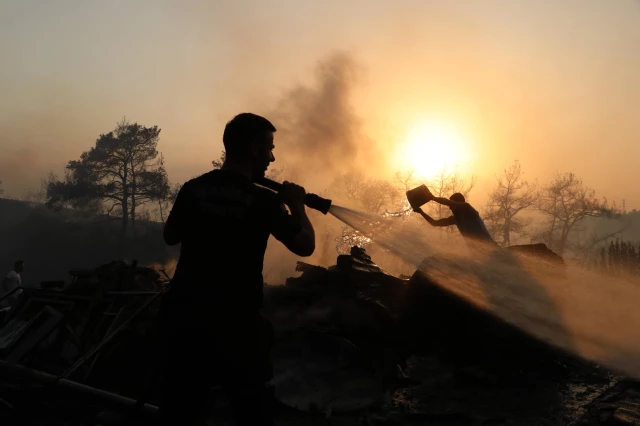 marmaris'teki orman yangını evlere sıçradı! bölge halkı da itfaiye ekiplerine destek veriyor