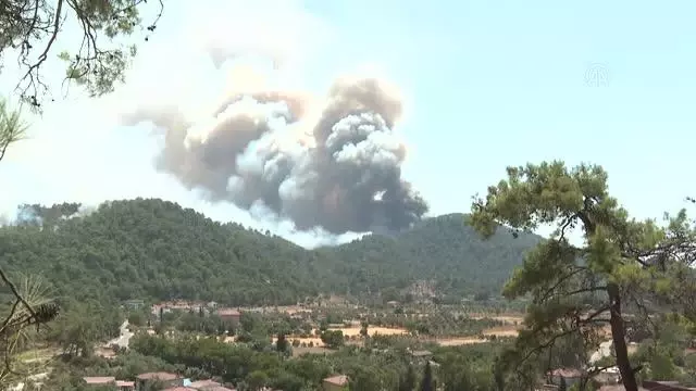 Marmaris'te Hisarönü Mahallesi'nin dağlık alanında etkili olan yangına havadan ve karadan müdahale sürüyor