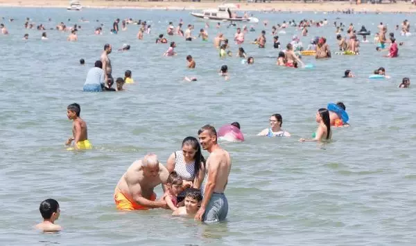 Menekşe Plajı doldu taştı