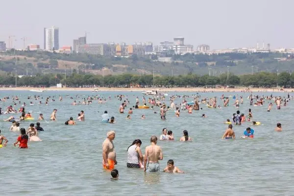 Menekşe Plajı doldu taştı