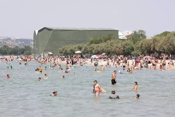 Menekşe Plajı doldu taştı
