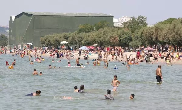 Menekşe Plajı doldu taştı