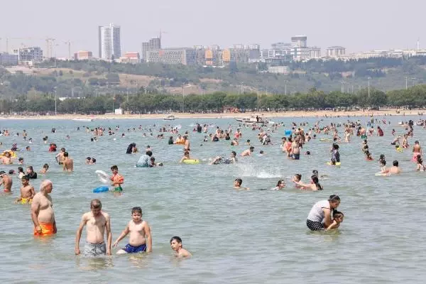 Menekşe Plajı doldu taştı