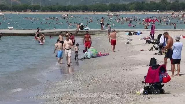 Menekşe Plajı doldu taştı