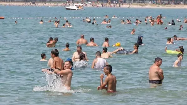 Menekşe Plajı doldu taştı
