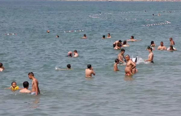 Menekşe Plajı doldu taştı
