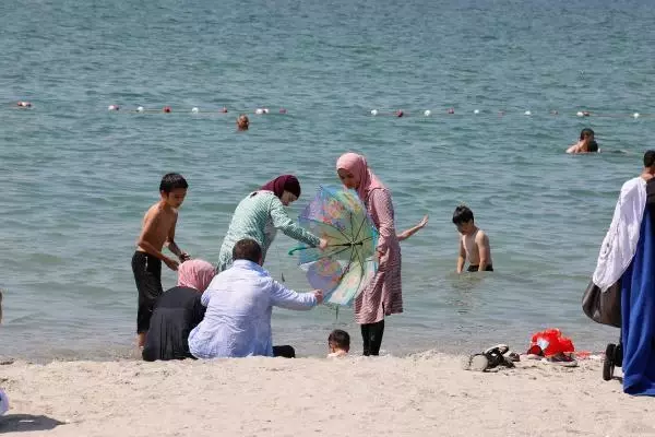 Menekşe Plajı doldu taştı