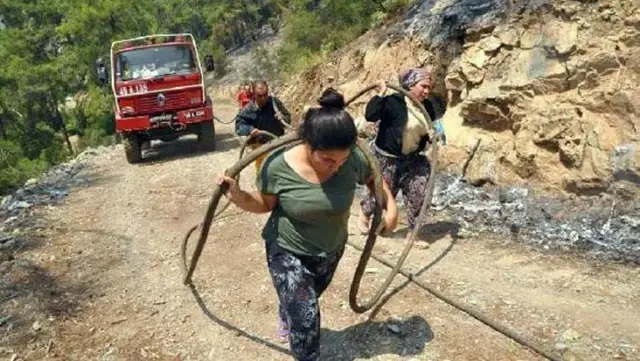 Yangının sembol fotoğrafındaki genç kız konuştu: Zaman değişse de kadınlarımız hiç değişmedi Yangının sembol fotoğrafındaki genç kız konuştu: Zaman değişse de kadınlarımız hiç değişmedi
