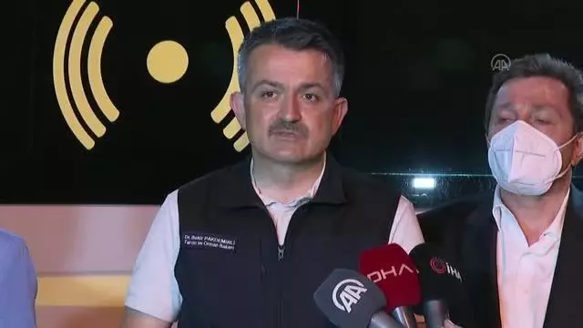 Tarım ve Orman Bakanı Pakdemirli, Yarın (1 Ağustos Pazar) saat 12.00'den itibaren nem yüzde 10'a düşüyor. Çok daha dikkatli olmamız lazım.
