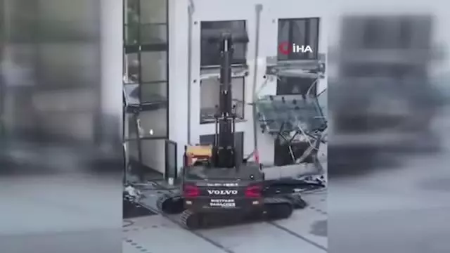 Parasını alamayan Alman müteahhit iş makinası ile binaya saldırdı