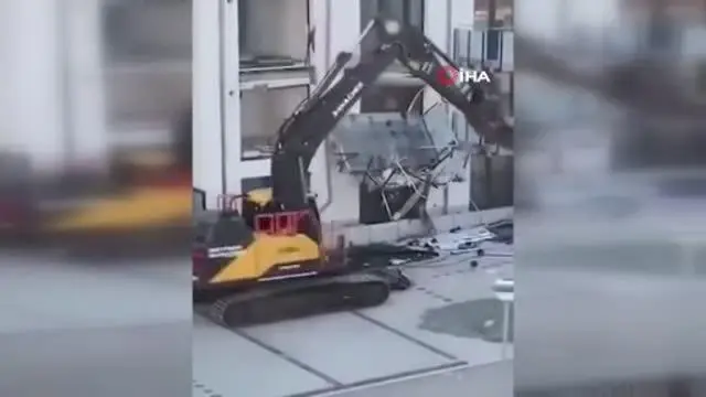 Parasını alamayan Alman müteahhit iş makinası ile binaya saldırdı