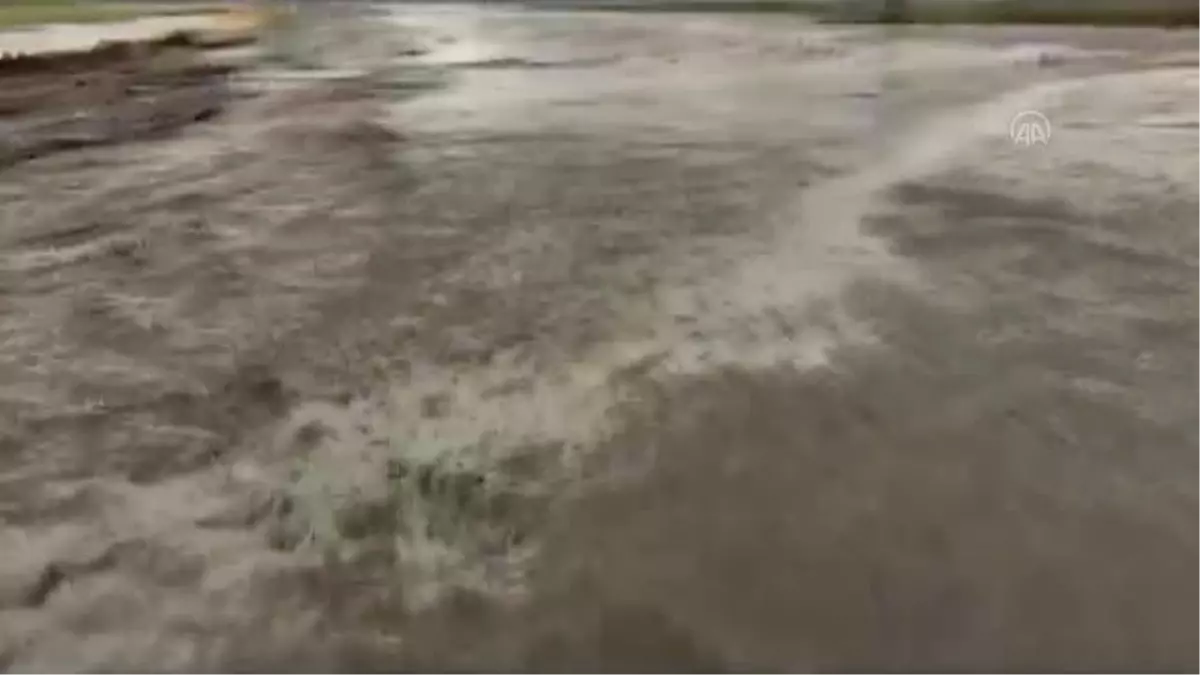 Sel nedeniyle yol ve tarım arazileri zarar gördü