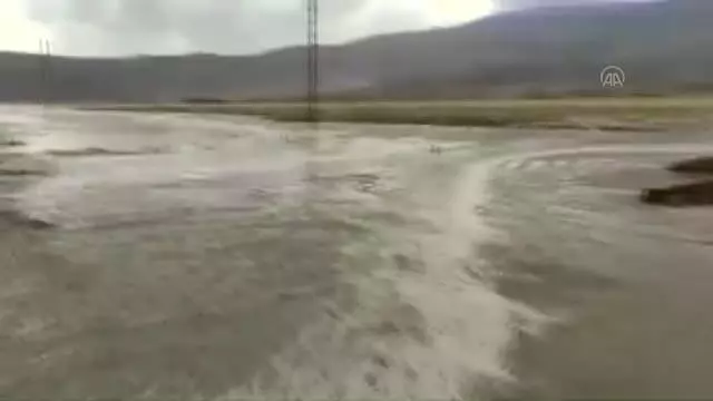 Sel nedeniyle yol ve tarım arazileri zarar gördü