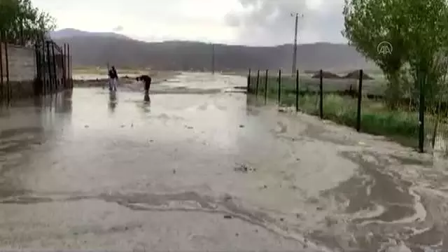 Sel nedeniyle yol ve tarım arazileri zarar gördü
