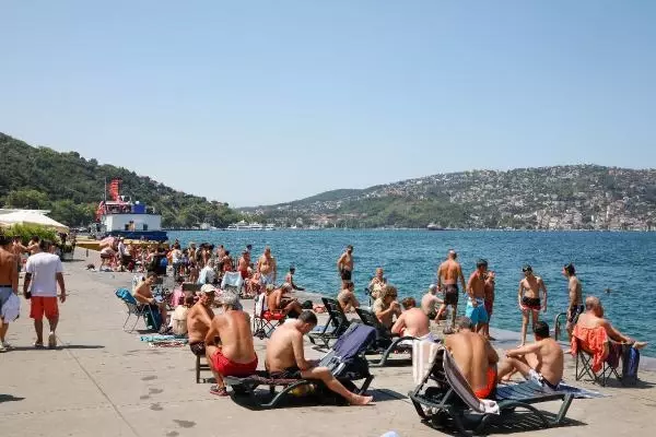 Sıcaktan bunalanlar boğaza akın etti