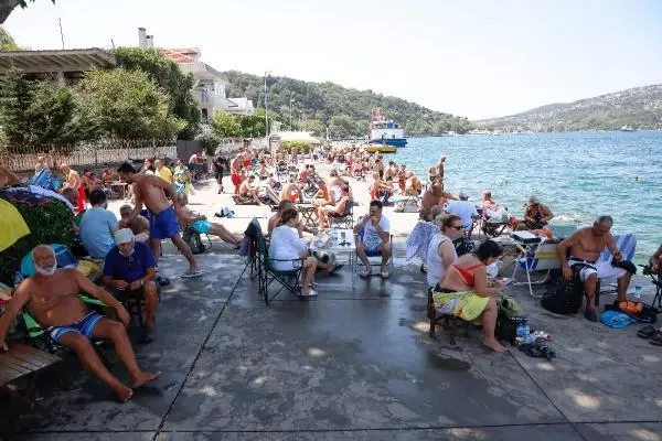Sıcaktan bunalanlar boğaza akın etti