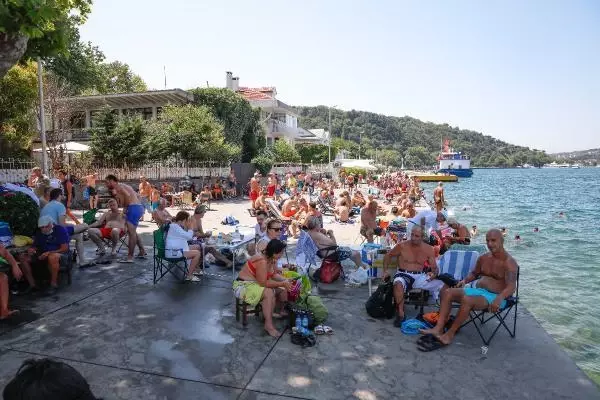 Sıcaktan bunalanlar boğaza akın etti