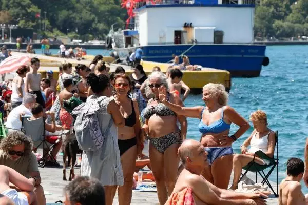 Sıcaktan bunalanlar boğaza akın etti