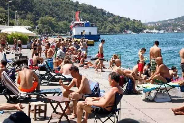 Sıcaktan bunalanlar boğaza akın etti