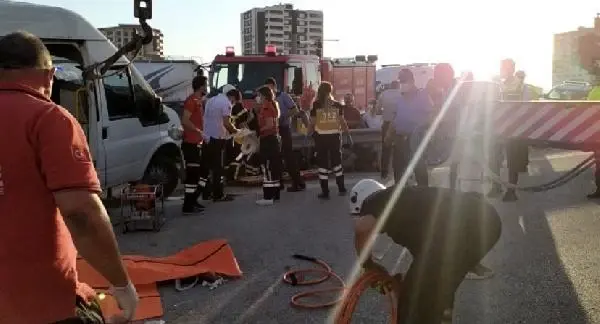 TARIM İŞÇİLERİNİN TAŞINDIĞI MİNİBÜSE TIR ÇARPTI 3 ÖLÜ, 15 YARALI