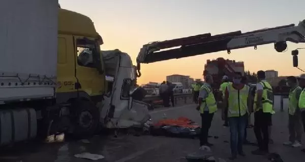 TARIM İŞÇİLERİNİN TAŞINDIĞI MİNİBÜSE TIR ÇARPTI 3 ÖLÜ, 15 YARALI