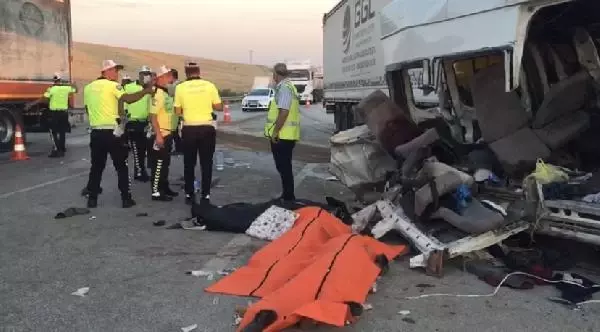 TARIM İŞÇİLERİNİN TAŞINDIĞI MİNİBÜSE TIR ÇARPTI 3 ÖLÜ, 15 YARALI