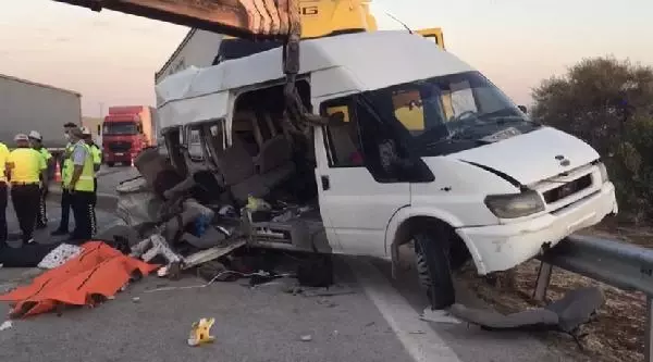 TARIM İŞÇİLERİNİN TAŞINDIĞI MİNİBÜSE TIR ÇARPTI 3 ÖLÜ, 15 YARALI