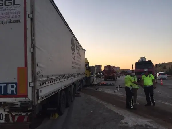 TARIM İŞÇİLERİNİN TAŞINDIĞI MİNİBÜSE TIR ÇARPTI 3 ÖLÜ, 15 YARALI