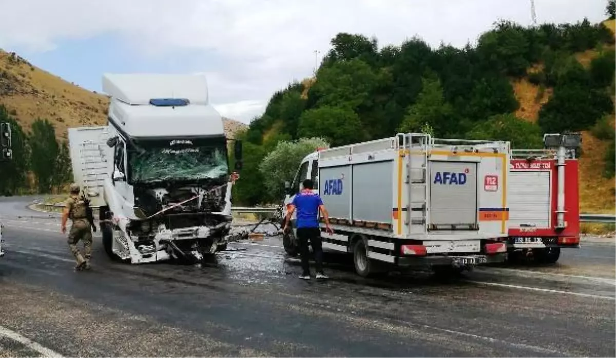 TIR ile kamyonet çarpıştı: 2 ölü, 3 yaralı