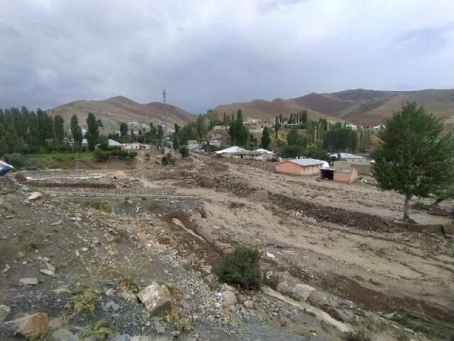 Türkiye yangını, Van ise sel felaketini yaşıyor! Başkale'de dereler taştı, köylüler damların üstünde kurtarılmayı bekledi