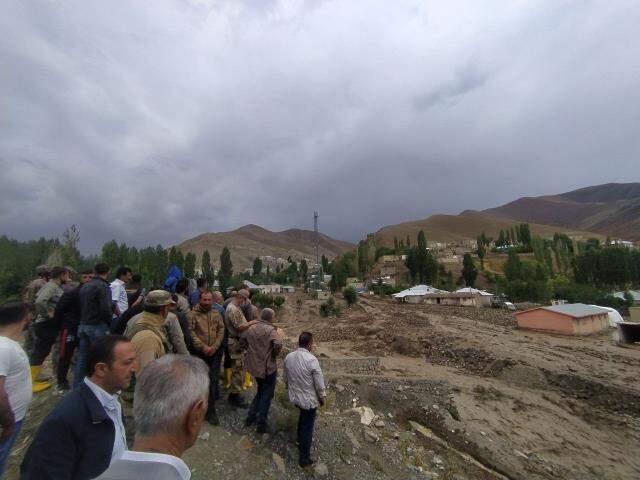 Türkiye yangını, Van ise sel felaketini yaşıyor! Başkale'de dereler taştı, köylüler damların üstünde kurtarılmayı bekledi