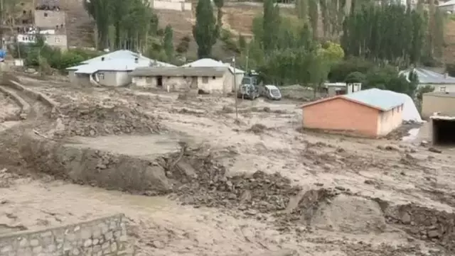 Van'ın Başkale ilçesi sele teslim! Dereler taştı, köylüler damların üstünde kurtarılmayı bekledi