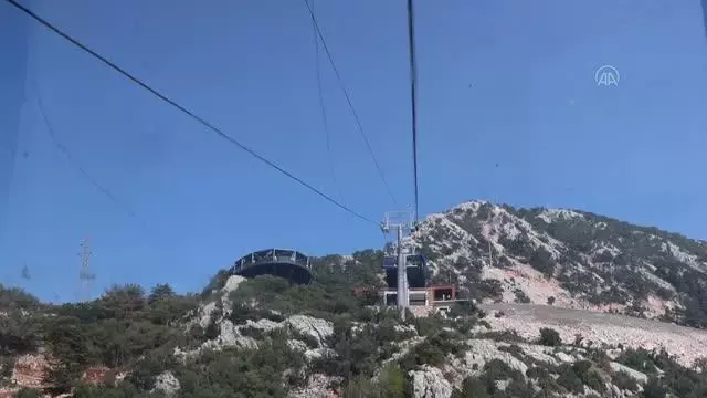 Yamaç paraşütü merkezi Babadağ, Kurban Bayramı'nda 16 bin kişiyi ağırladı