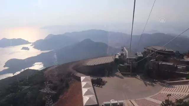 Yamaç paraşütü merkezi Babadağ, Kurban Bayramı'nda 16 bin kişiyi ağırladı