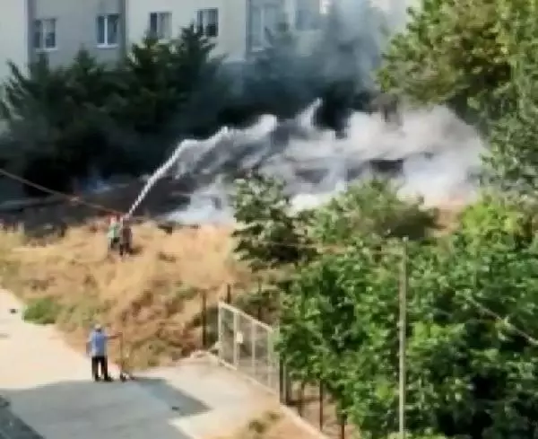 YANGIN AĞAÇLIK ALANA SIÇRAMASIN DİYE MÜCADELE EDEN MAHALLELİLER KAMERADA