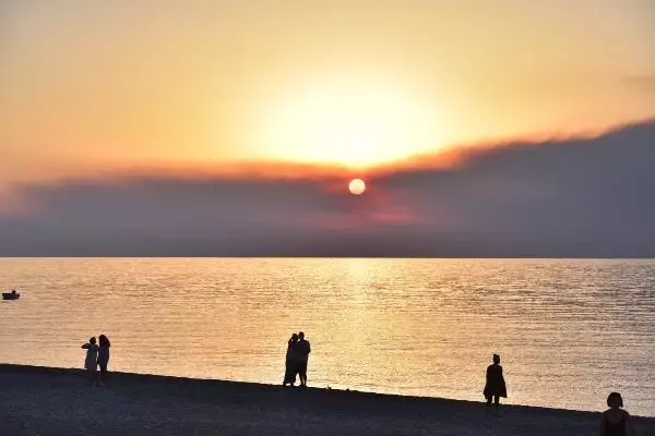 Yangın dumanı ufku kapladı, yavru carettalar yönlerini bulamadı