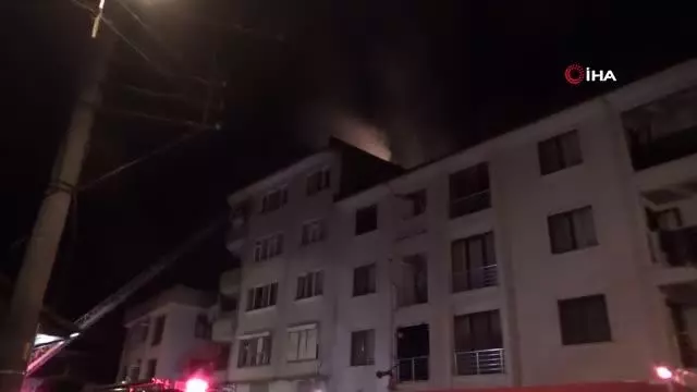 5 katlı binanın çatısı alev alev yandı