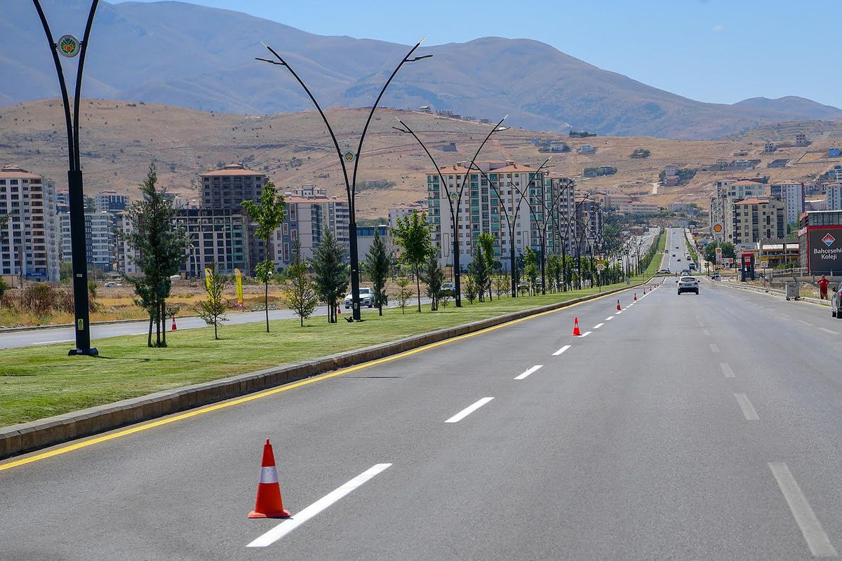 Altınkayısı Bulvarı'nda yol çizgi ve işaretlemeleri yapıldı