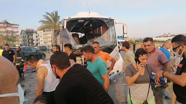 Manavgat'tan bir kötü haber daha! Turistleri taşıyan tur midibüsü devrildi: 3 ölü, 16 yaralı