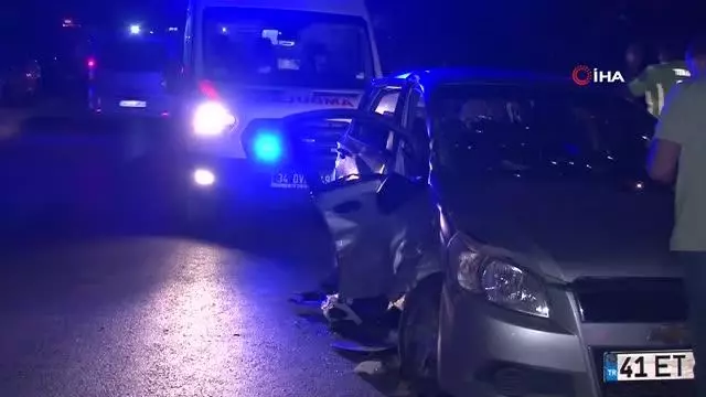 Arnavutköy'de 2 otomobil çarpıştı: Anne ve 2 çocuğu yaralandı