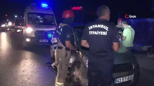 Arnavutköy'de 2 otomobil çarpıştı: Anne ve 2 çocuğu yaralandı